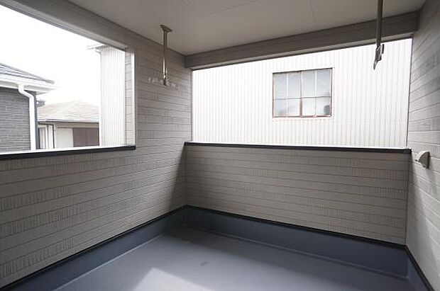 物干し金物付ワイドバルコニー。少しの雨も