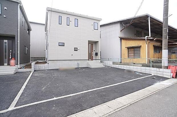 並列駐車2台可能。