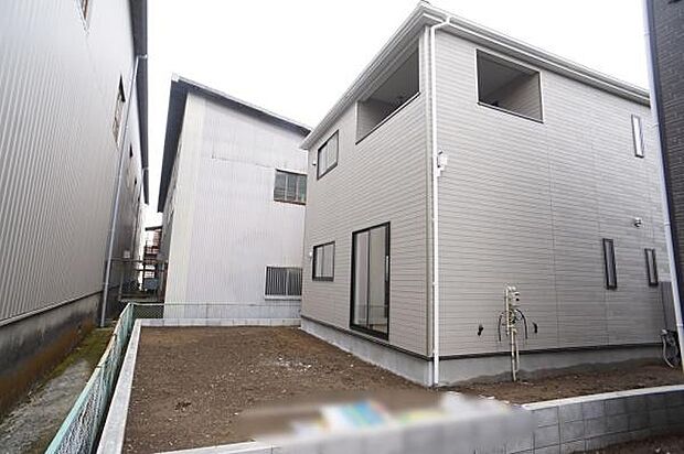 ＬＤＫ前の土仕様の庭。