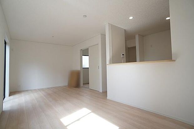 キッチンカウンターの有るダイ二ングから。