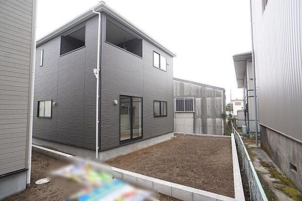 LDK前の土仕様の南庭。