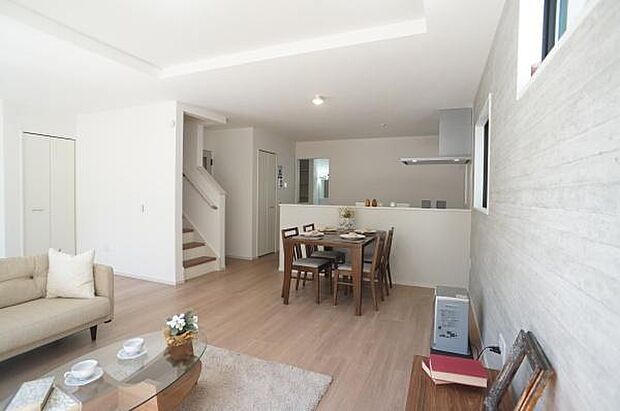 笑顔と会話が広がるリビングダイニング。