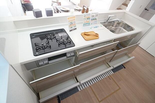 三口コンロで楽しくお料理。