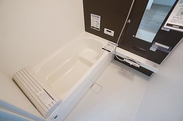 一坪タイプの明るい浴室。