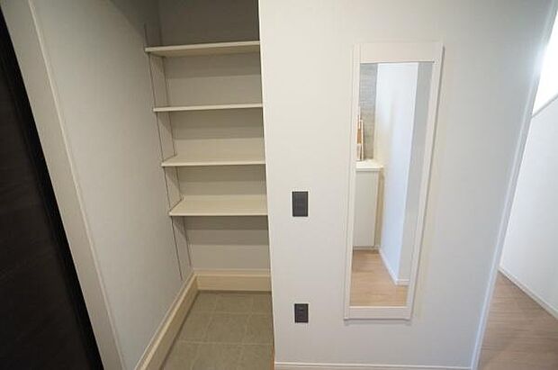 姿見と可動棚のSIC。