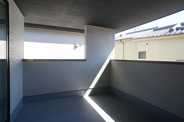 強い日差しや雨でも安心のインナータイプ。