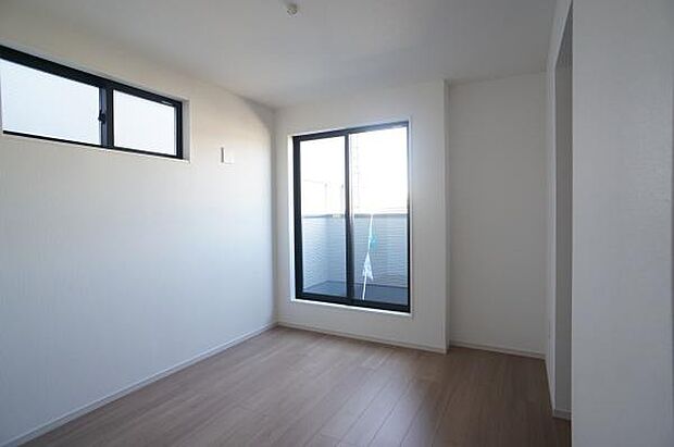 北側バルコニーに面してます。