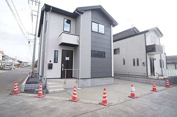 西側外観。外構工事中。