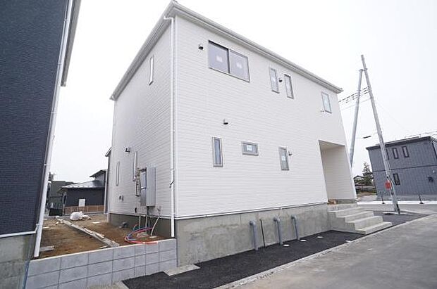 北側外観。内装工事中。