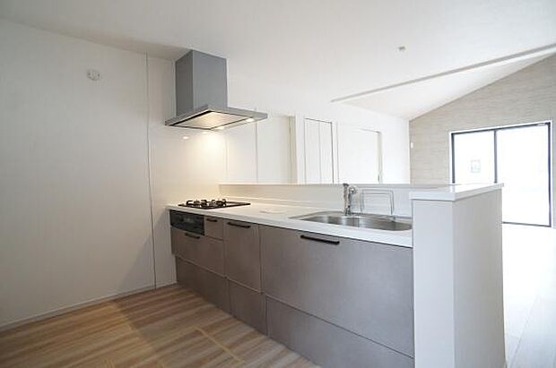 スタイリッシュなオープンキッチン。