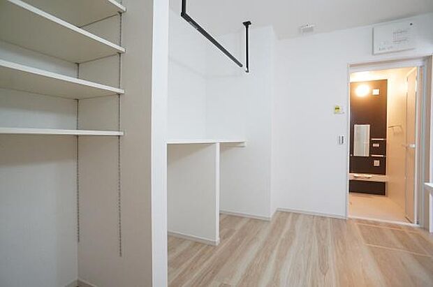 室内干しスペースのある脱衣室。