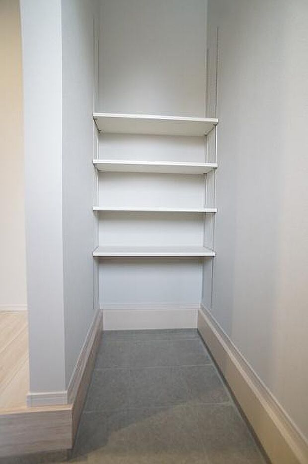 可動棚付きSIC。外用品も置けます。