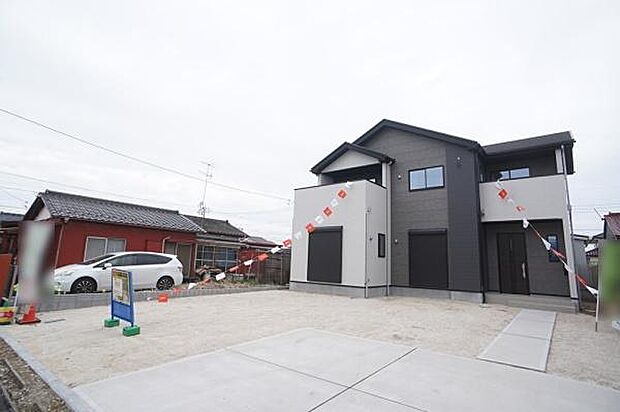 真砂土が敷かれた広いお庭です。