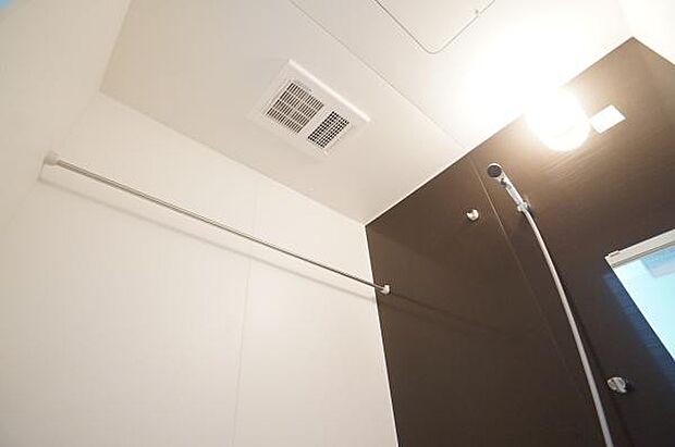 カラリ床と浴室乾燥機で快適。