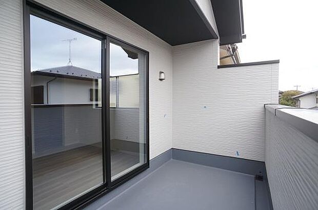 日当たりの良いワイドバルコニー。
