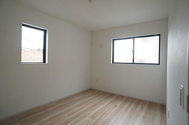 すりガラスが光を和らげます。