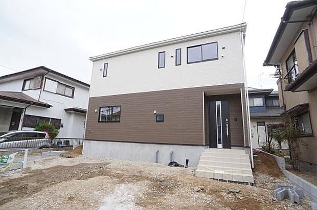 内装・外構工事中。