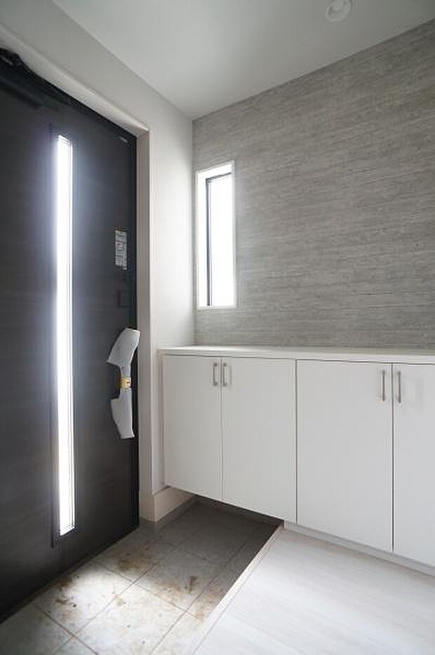 使いやすい明るい玄関です。