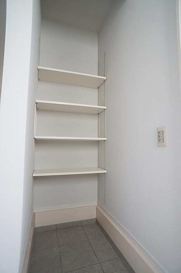 可動棚付きシューズインクローゼット。