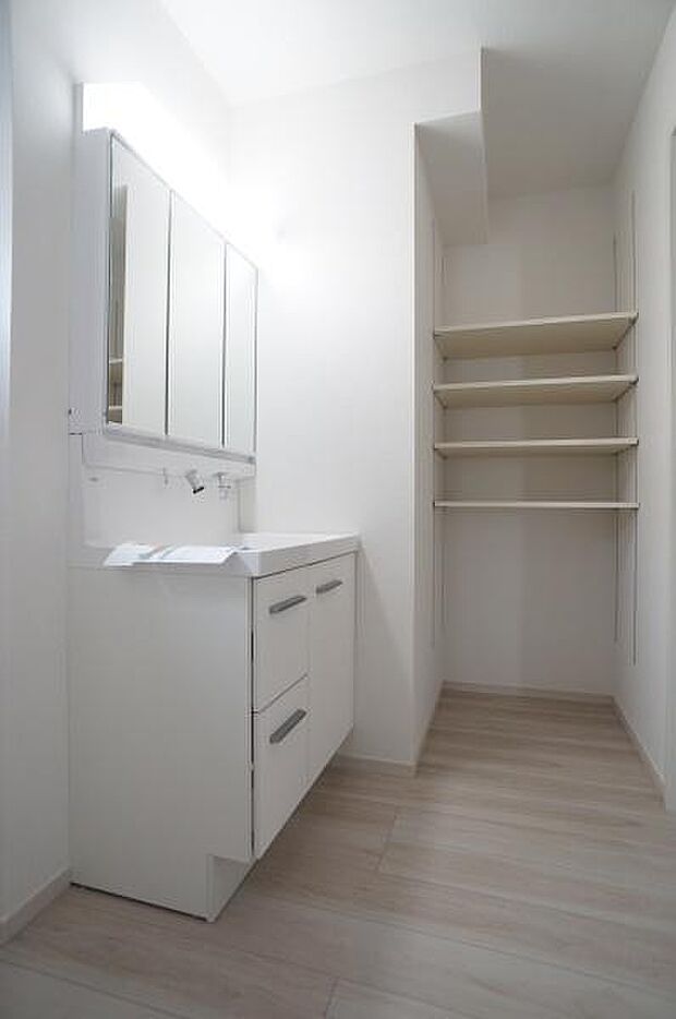 リネンスペースのある洗面室。