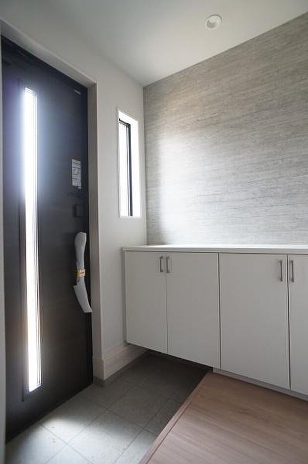 小窓からも明るい日が差し込む玄関。