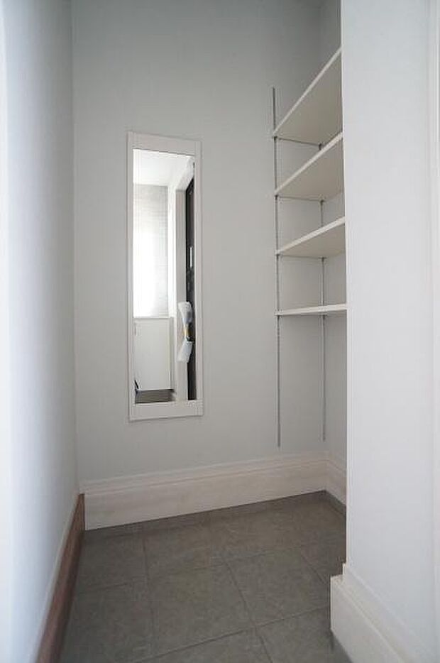 姿見付きのシューズインクローゼット。