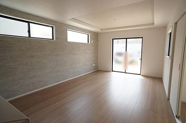 折り上げ天井が施された室内。