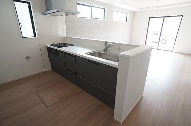 お手伝いも積極的にできる対面式キッチン。