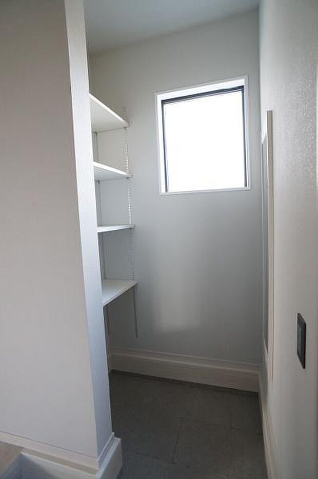 可動棚付きシューズインクローゼット。