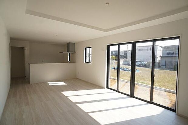 大きな窓から眩しい光差し込むＬＤＫ。