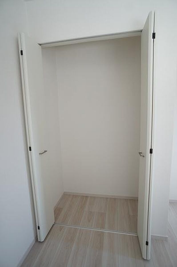 パントリー代わりにもなる収納です。