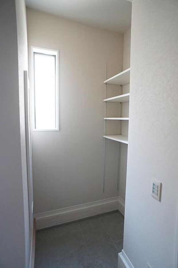 可動棚付きシューズインクローゼット。