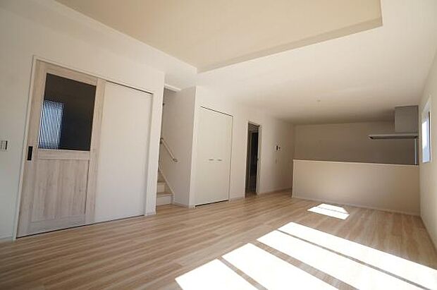 優しい色合いでまとめられた室内。