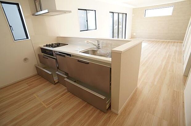 大容量のキッチン収納。