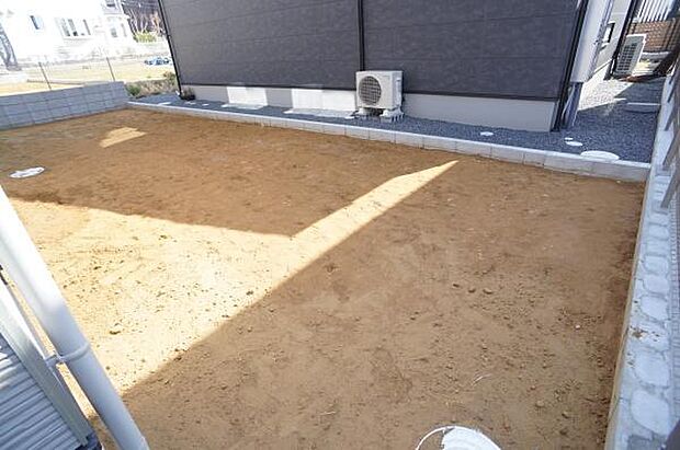 ＬＤＫ前の土仕様のお庭。