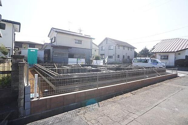 北側外観。基礎工事中。