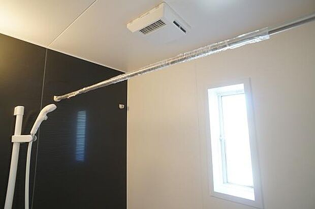 浴室暖房乾燥機付きで快適です。