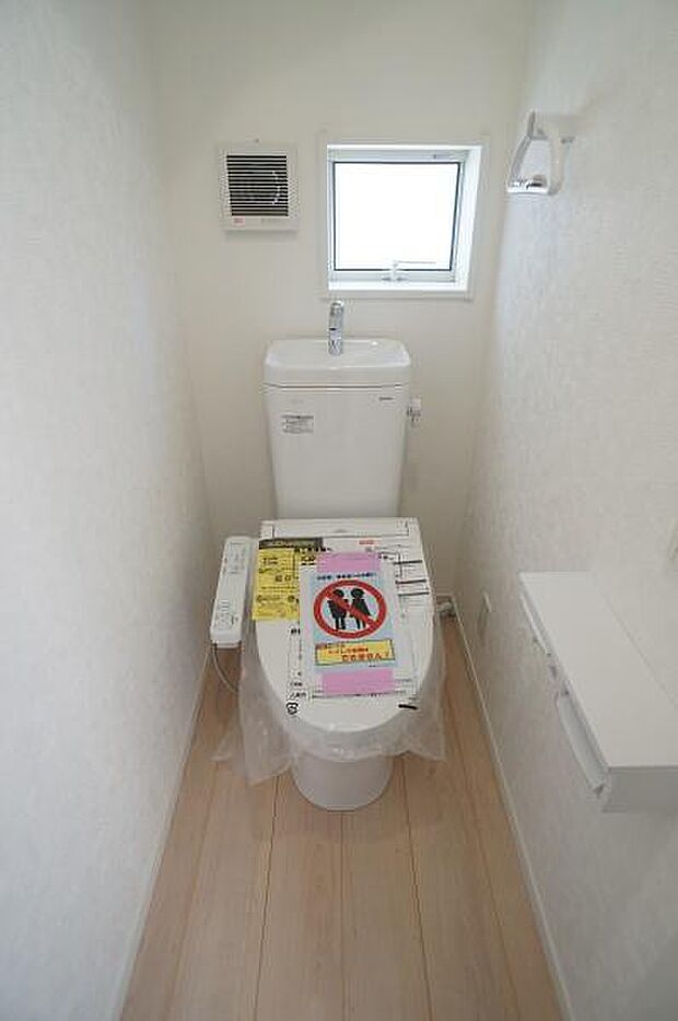 1階、2階共に温水洗浄便座です。