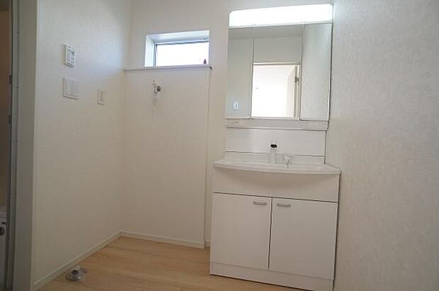 忙しい朝にハンドシャワー付三面鏡洗面台。