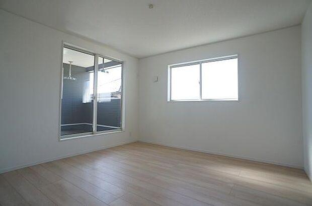 バルコニー付きの主寝室です。