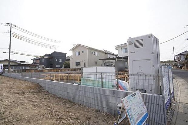 東側外観。基礎工事中。