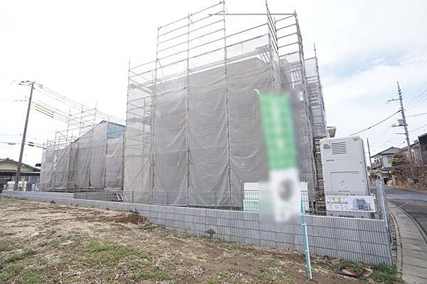 東側外観。木工事中。