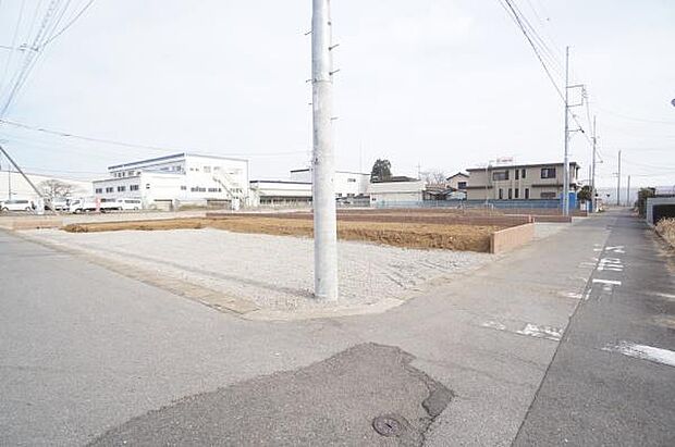 北西側8m、南西側4m公道に接道。