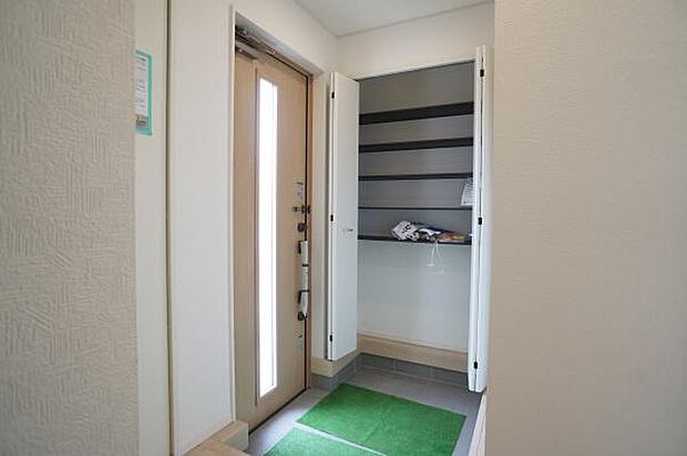 可動棚でレイアウト自在なシューズボックス