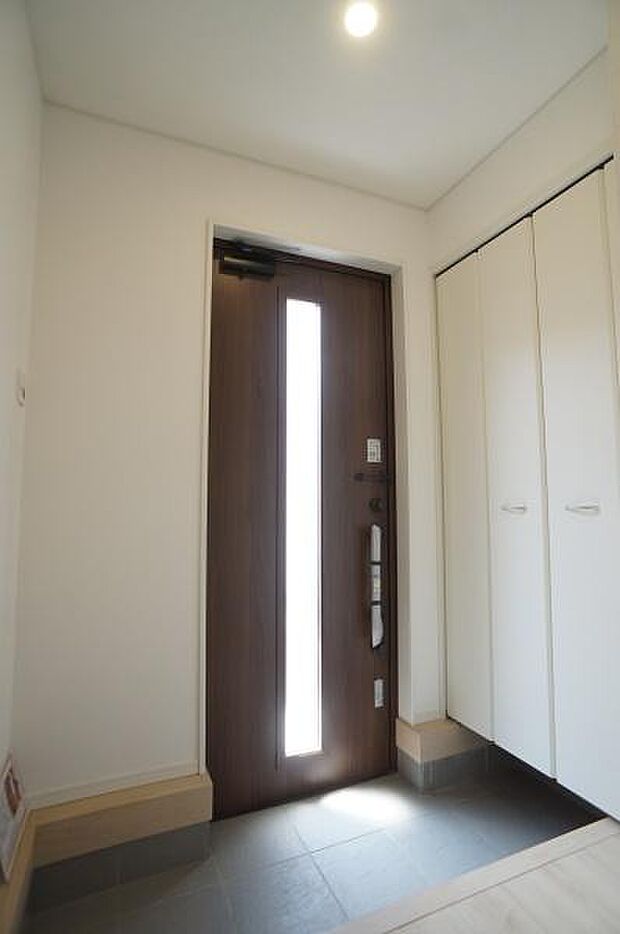 人感センサー付き玄関灯が完備。