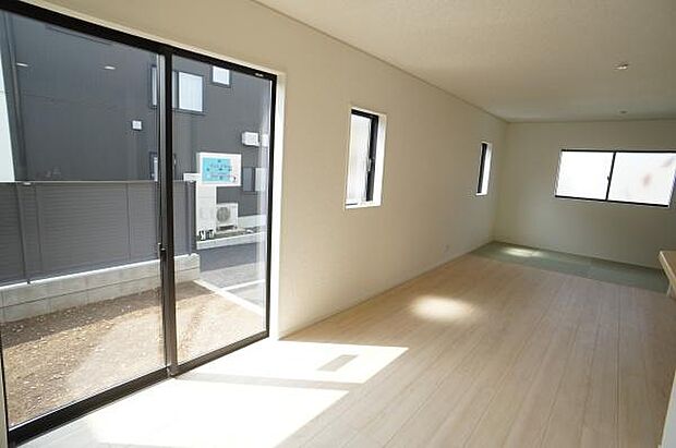 多数の窓から差し込む光であふれます。