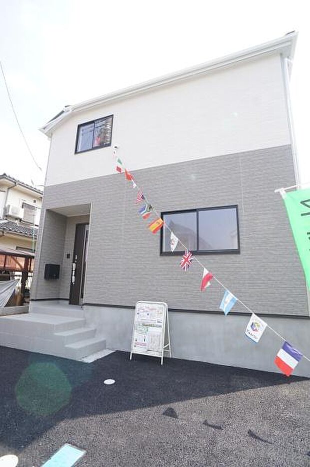 玄関下を映す防犯カメラ。