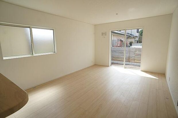 南側から陽光差し込む室内。