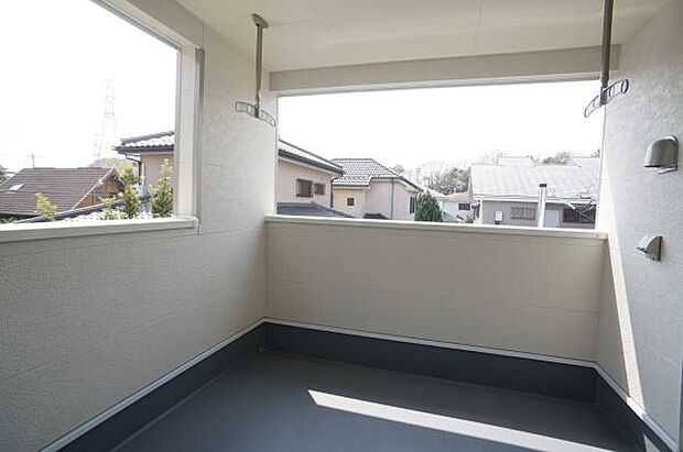 物干し金物付きワイドルーフバルコニー。