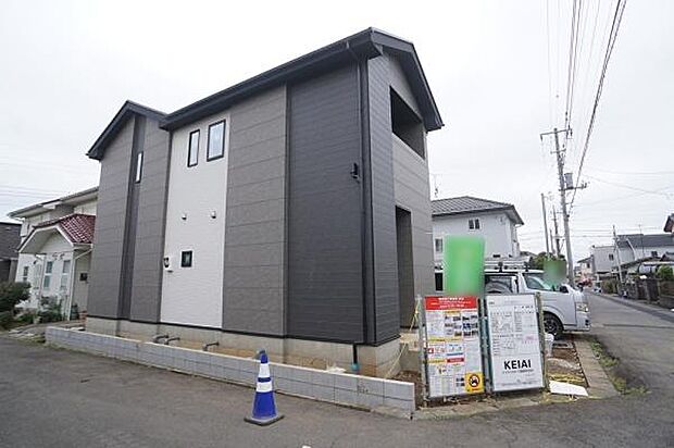 北側外観。内装工事中。